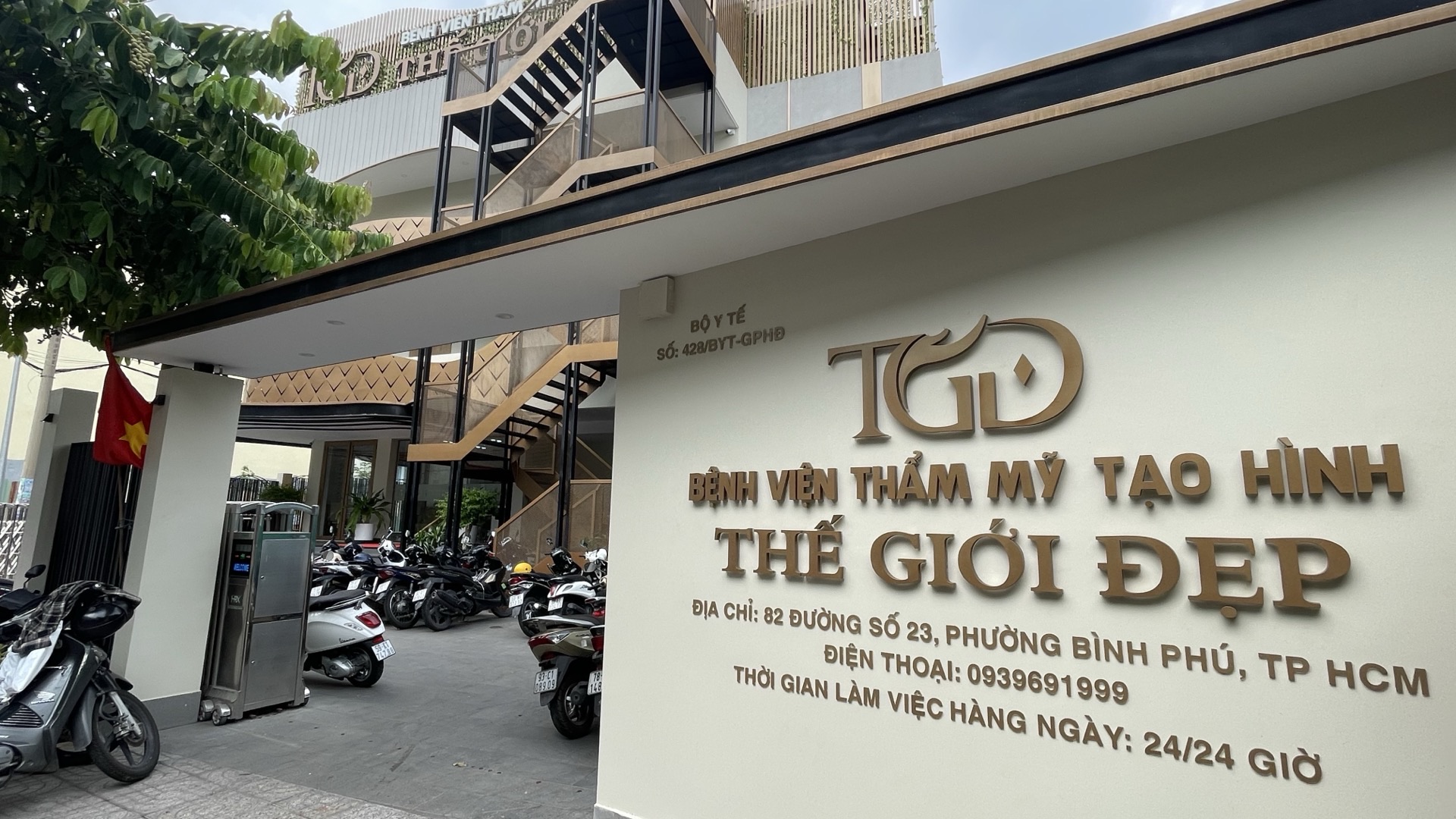 Mặt tiền Thế Giới Đẹp trên Đường số 23, bảng hiệu ghi rõ số giấy phép do Bộ Y Tế cấp